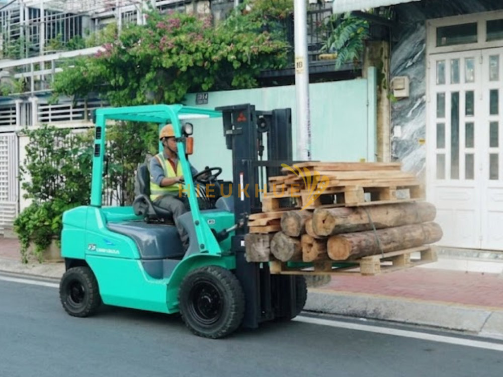 Ứng dụng của xe nâng dầu trong ngành gỗ tại Việt Nam