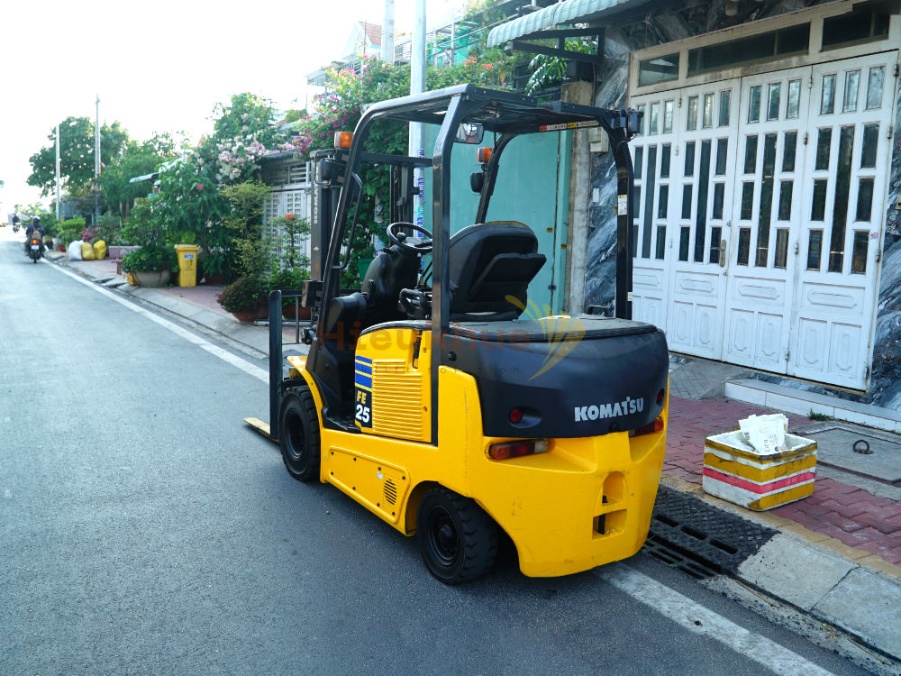 Xe nâng điện ngồi lái 2.5 tấn hiệu KOMATSU model FE25-1 nhập khẩu Nhật