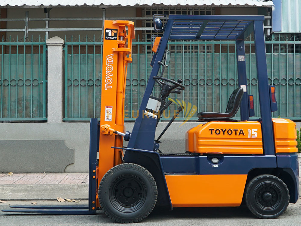 Xe nâng thùng phuy - Giải pháp tối ưu cho ngành công nghiệp hóa chất và dầu khí