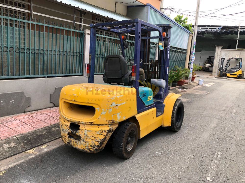 Xe nâng dầu KOMATSU FD30C-12 khung 5m chui vào cont