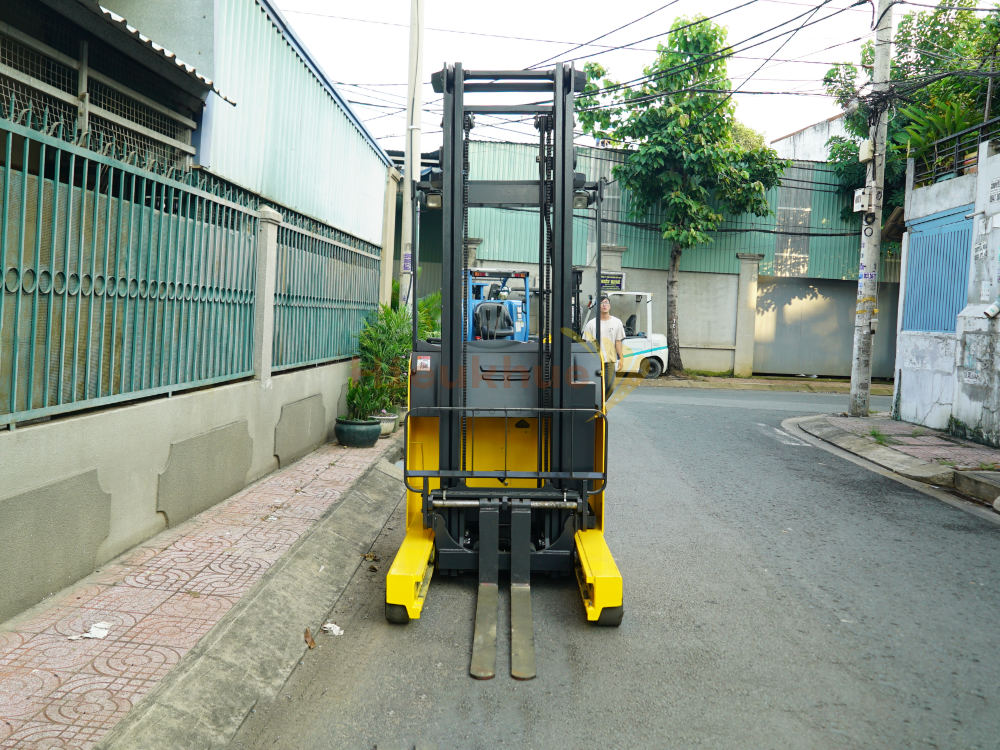 Xe nâng điện đứng lái KOMATSU FB15RL-15 năm 2014, nâng cao 4.5m