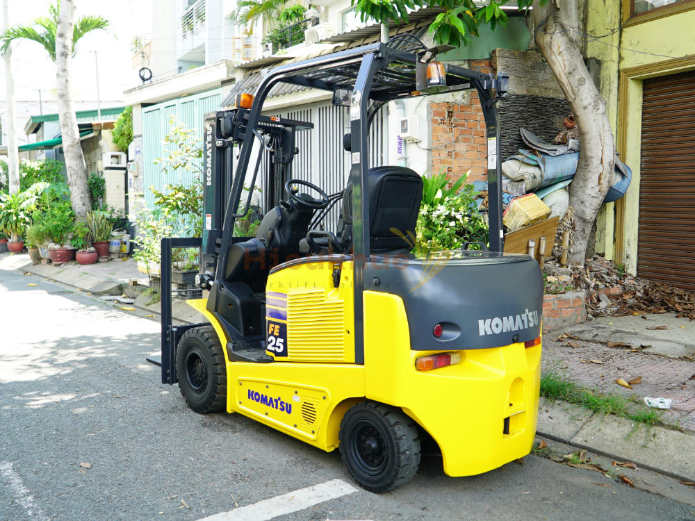 Xe nâng điện ngồi lái KOMATSU FE25-1 sẵn chức năng dịch giá