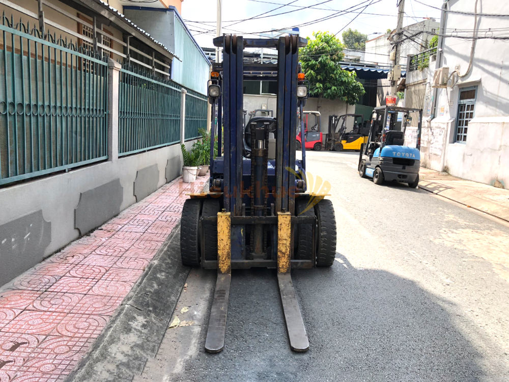 Xe nâng dầu KOMATSU FD30C-12 khung 5m chui vào cont