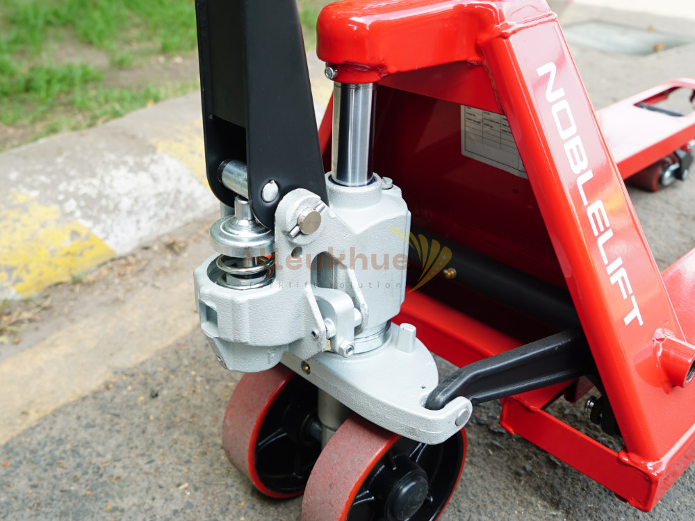 Xe nâng tay thấp 3 tấn NOBLELIFT AC30