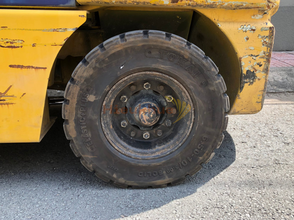 Xe nâng dầu KOMATSU FD30C-12 khung 5m chui vào cont