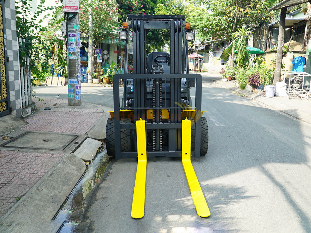 Xe nâng điện ngồi lái KOMATSU FE30-1 chui công, lốp kép