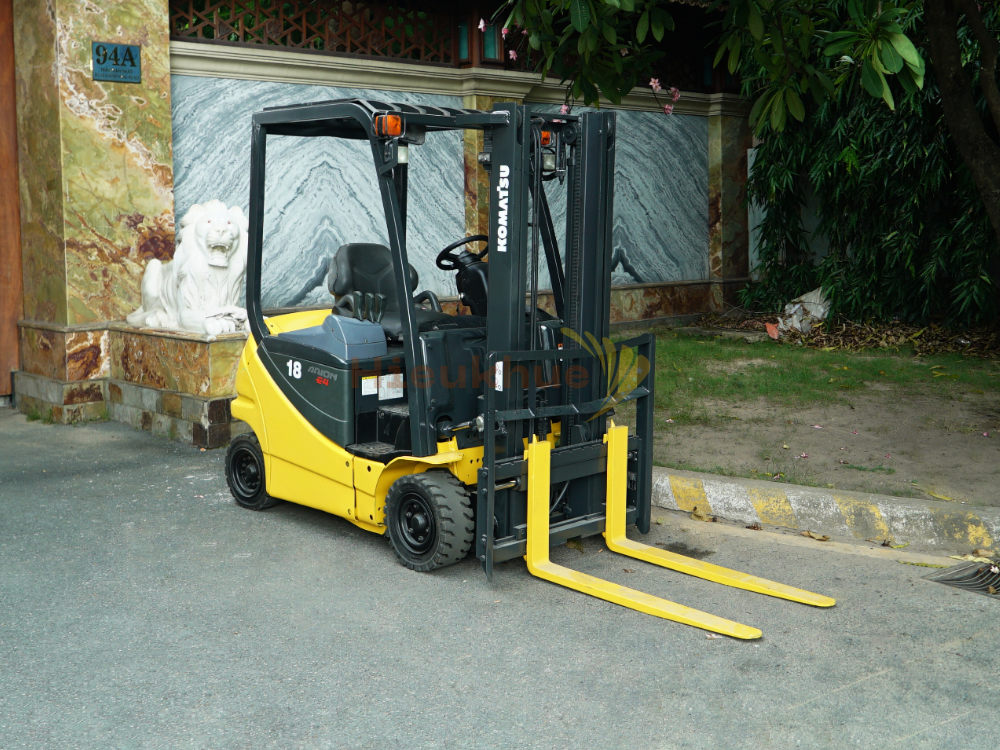 Xe nâng điện ngồi lái KOMATSU FB18-12 năm 2009, nâng cao 3m