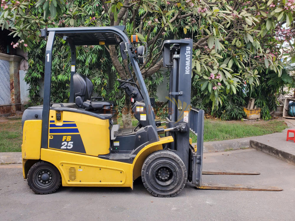 Xe nâng điện ngồi lái KOMATSU FB25-12 năm 2017, nâng cao 3m