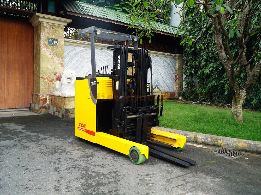 Xe nâng điện đứng lái TCM FRHB25-8 năm 2011, nâng cao 4m