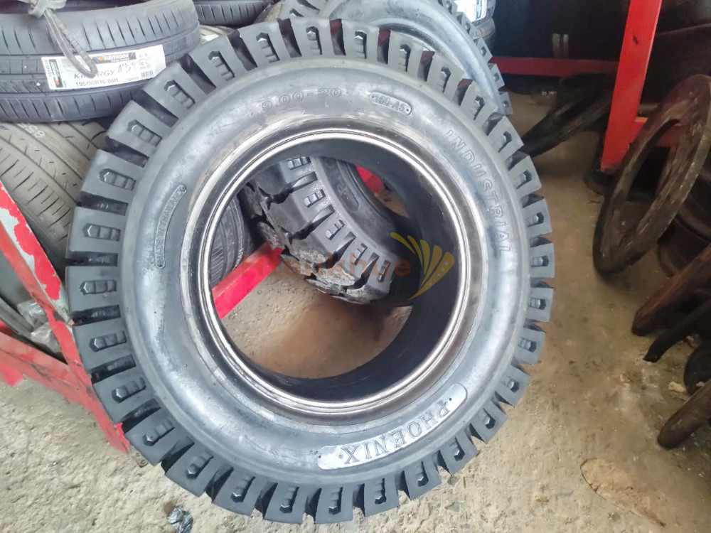 Lốp đặc xe nâng hiệu PHOENIX size 900-20 thương hiệu Thái Lan