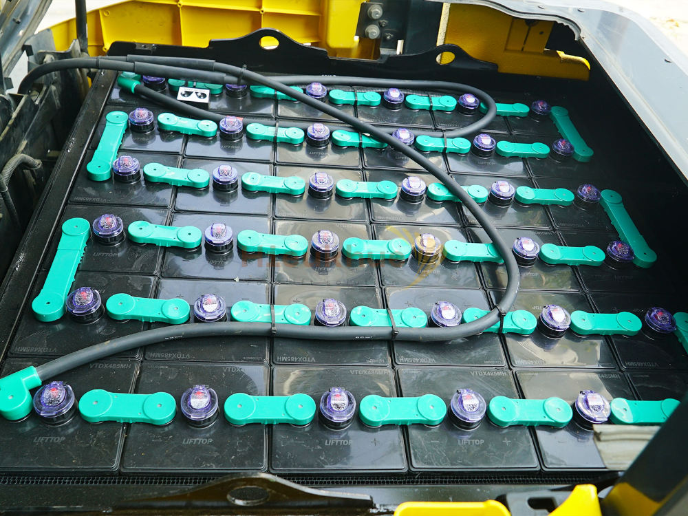 Xe nâng điện ngồi lái KOMATSU FE30-1 chui công, lốp kép