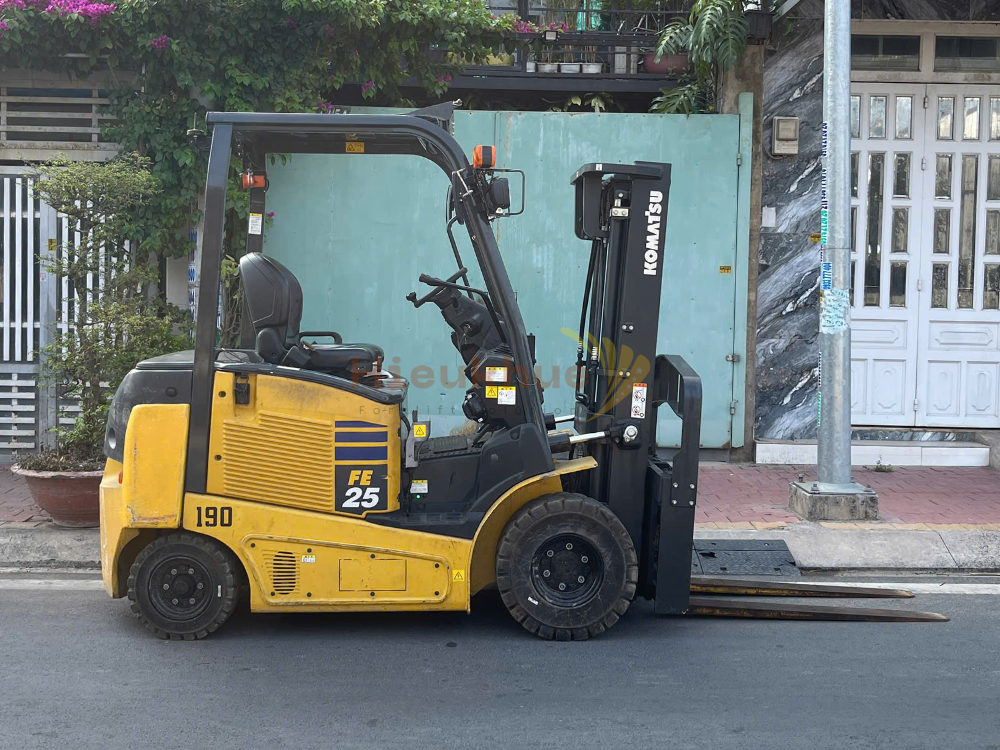 Xe nâng điện ngồi lái KOMATSU FE25-1 năm 2018, nâng cao 3m