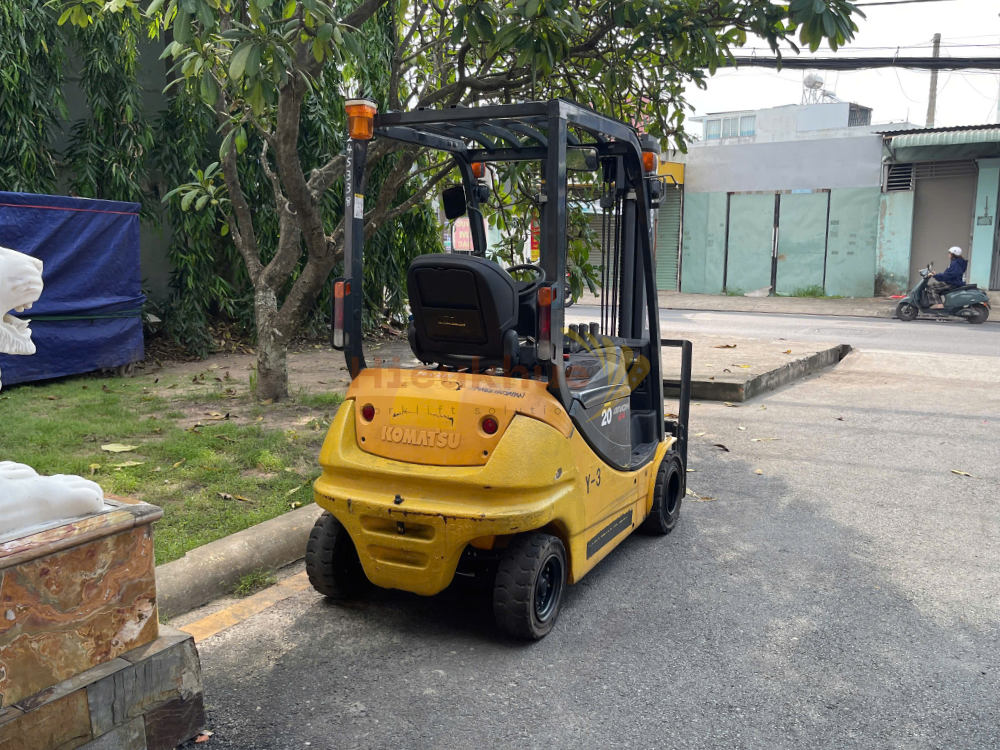 Xe nâng điện ngồi lái KOMATSU FB20A-12 năm 2016, nâng cao 3m