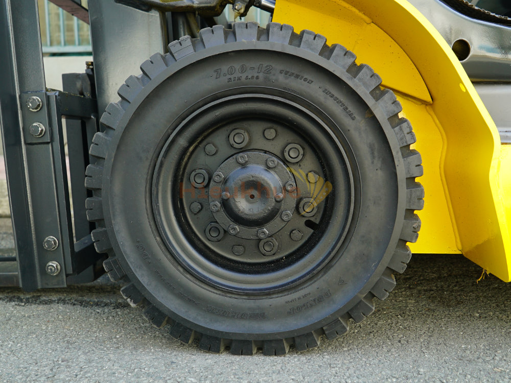 Xe nâng dầu KOMATSU FD25T-17 khung 4m 2 tầng chắc khỏe