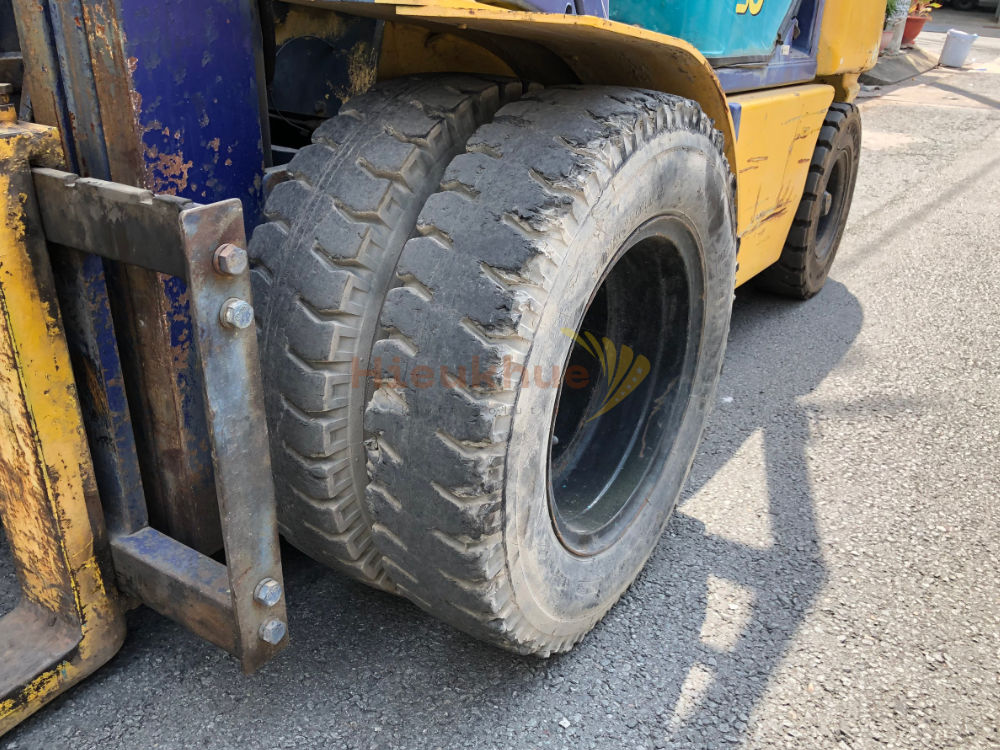 Xe nâng dầu KOMATSU FD30C-12 khung 5m chui vào cont