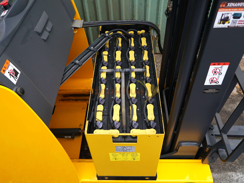 Xe nâng điện đứng lái KOMATSU FB15RS-15 năm 2014, nâng cao 3m