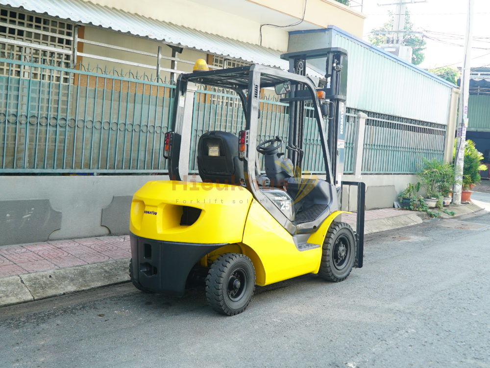 Xe nâng dầu KOMATSU FD25T-17 khung 4m 2 tầng chắc khỏe
