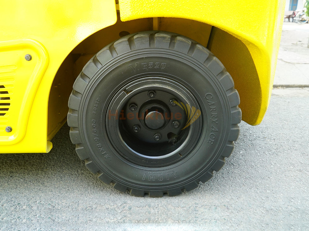 Xe nâng điện ngồi lái KOMATSU FE30-1 chui công, lốp kép