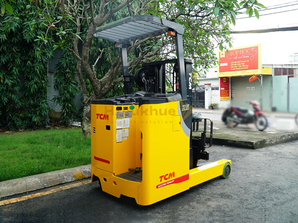 Xe nâng điện đứng lái TCM FRHB25-8 năm 2011, nâng cao 4m