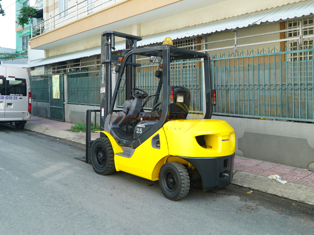 Xe nâng dầu KOMATSU FD25T-17 khung 4m 2 tầng chắc khỏe