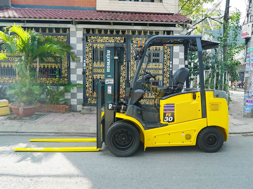 Xe nâng điện ngồi lái KOMATSU FE30-1 chui công, lốp kép