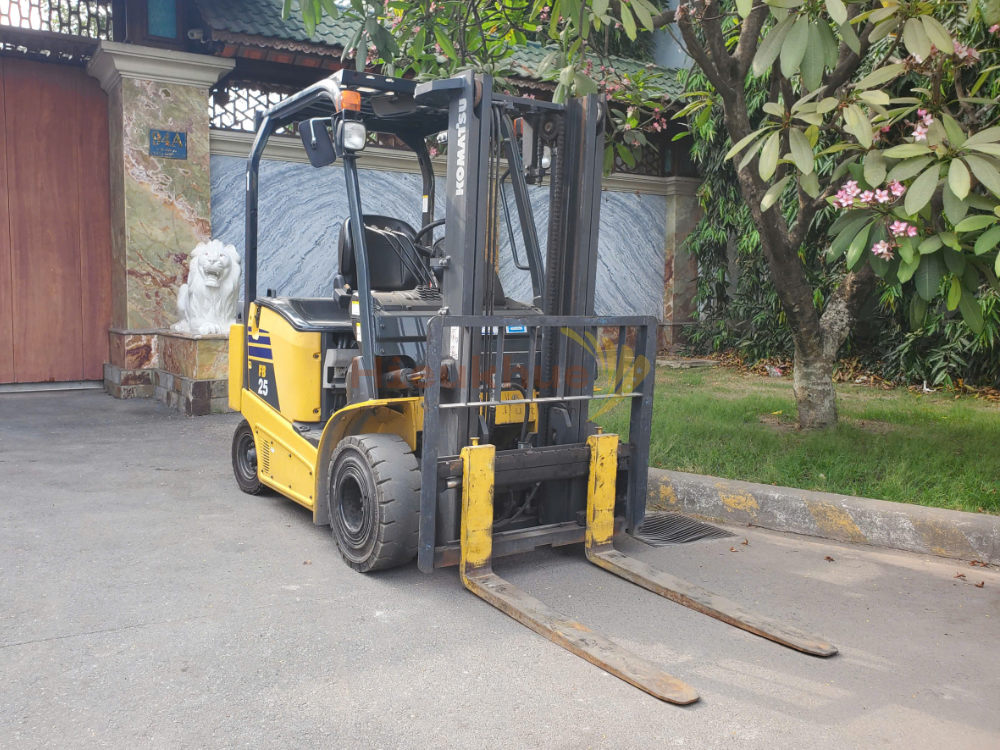 Xe nâng điện ngồi lái KOMATSU FB25-12 năm 2017, nâng cao 3m