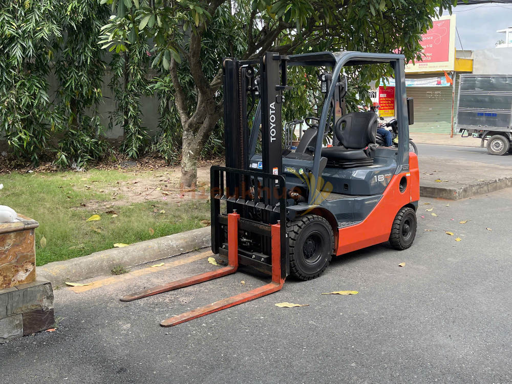 Xe nâng dầu TOYOTA 42-8FDL18