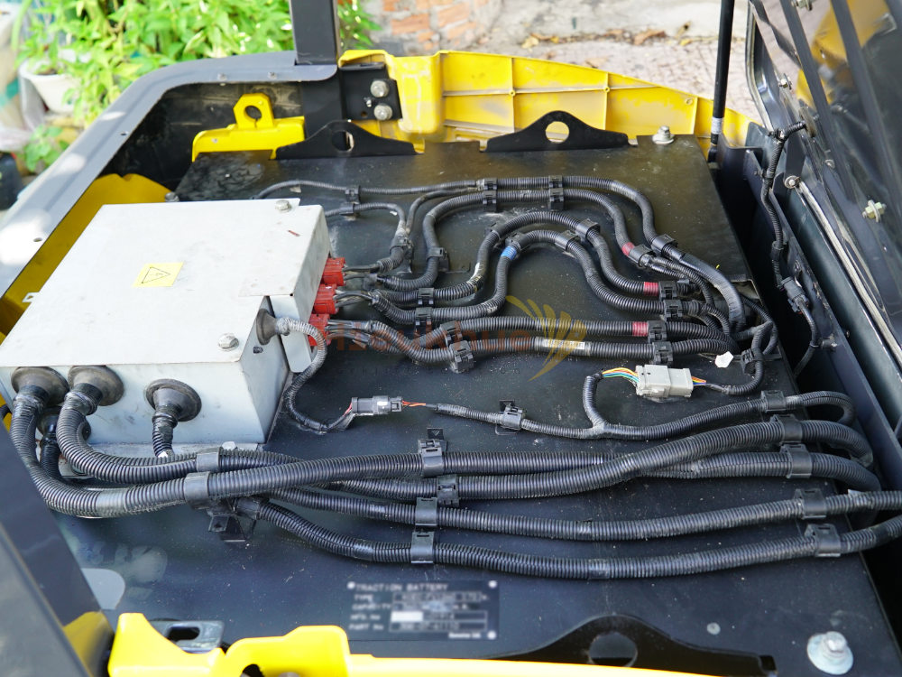 Xe nâng điện ngồi lái KOMATSU FE25-1 sẵn chức năng dịch giá