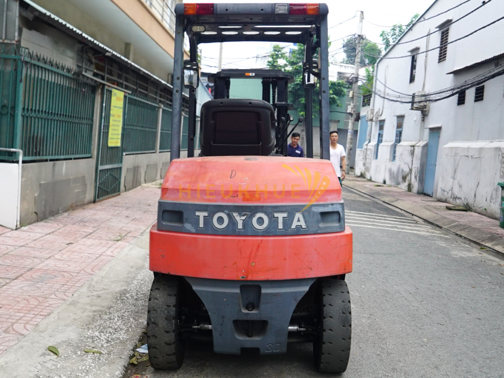 Xe nâng điện ngồi lái TOYOTA 7FB30