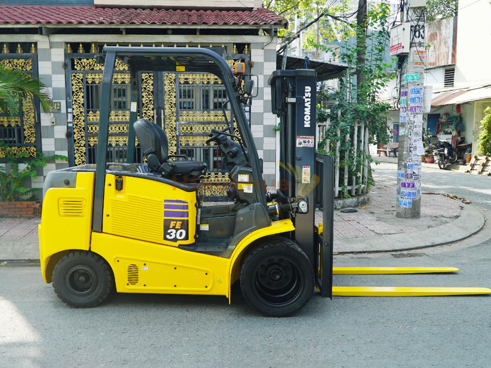 Xe nâng điện ngồi lái KOMATSU FE30-1 chui công, lốp kép