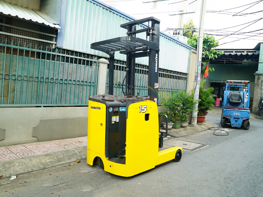 Xe nâng điện đứng lái KOMATSU FB15RL-15 năm 2014, nâng cao 4.5m