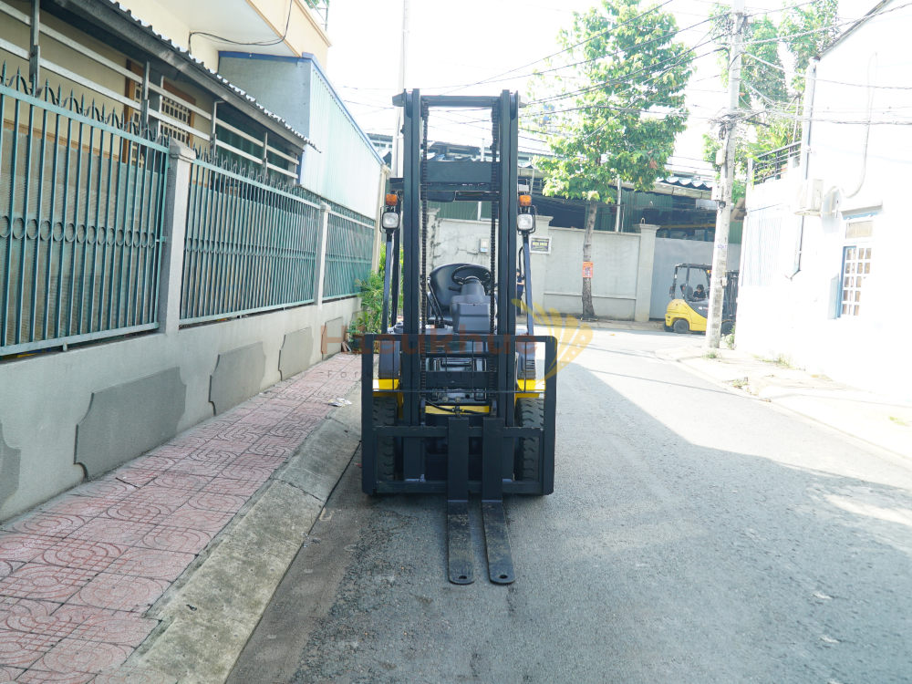 Xe nâng dầu KOMATSU FD25T-17 khung 4m 2 tầng chắc khỏe
