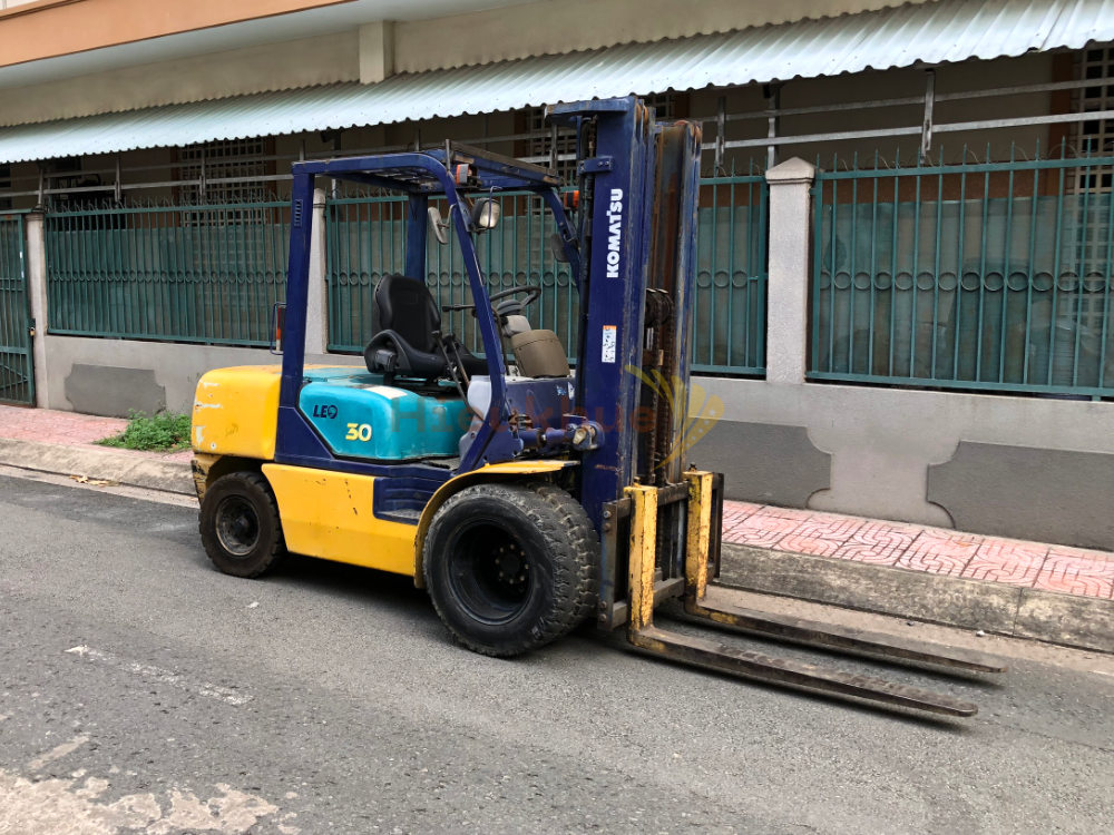 Xe nâng dầu KOMATSU FD30C-12 khung 5m chui vào cont