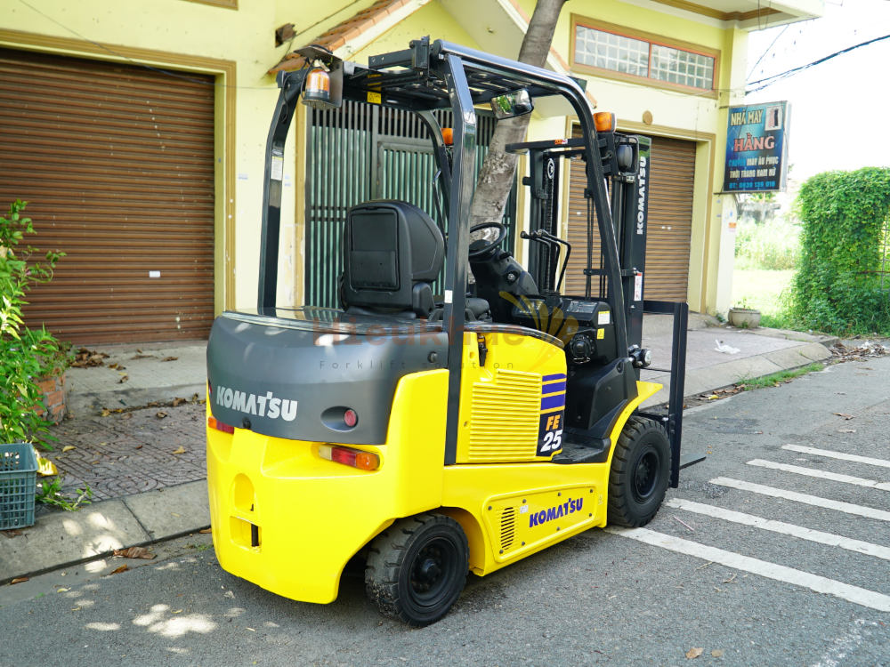 Xe nâng điện ngồi lái KOMATSU FE25-1 sẵn chức năng dịch giá