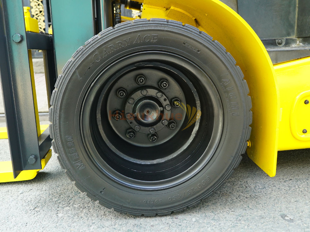Xe nâng điện ngồi lái KOMATSU FE30-1 chui công, lốp kép