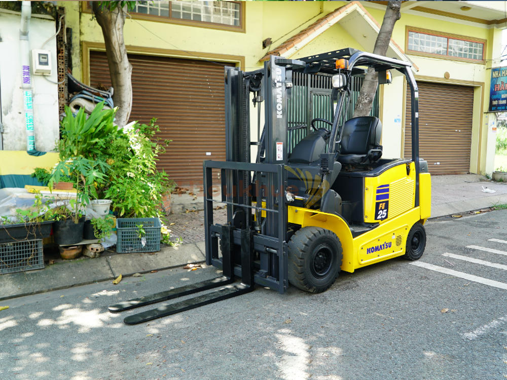 Xe nâng điện ngồi lái KOMATSU FE25-1 sẵn chức năng dịch giá
