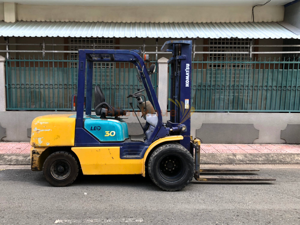 Xe nâng dầu KOMATSU FD30C-12 khung 5m chui vào cont