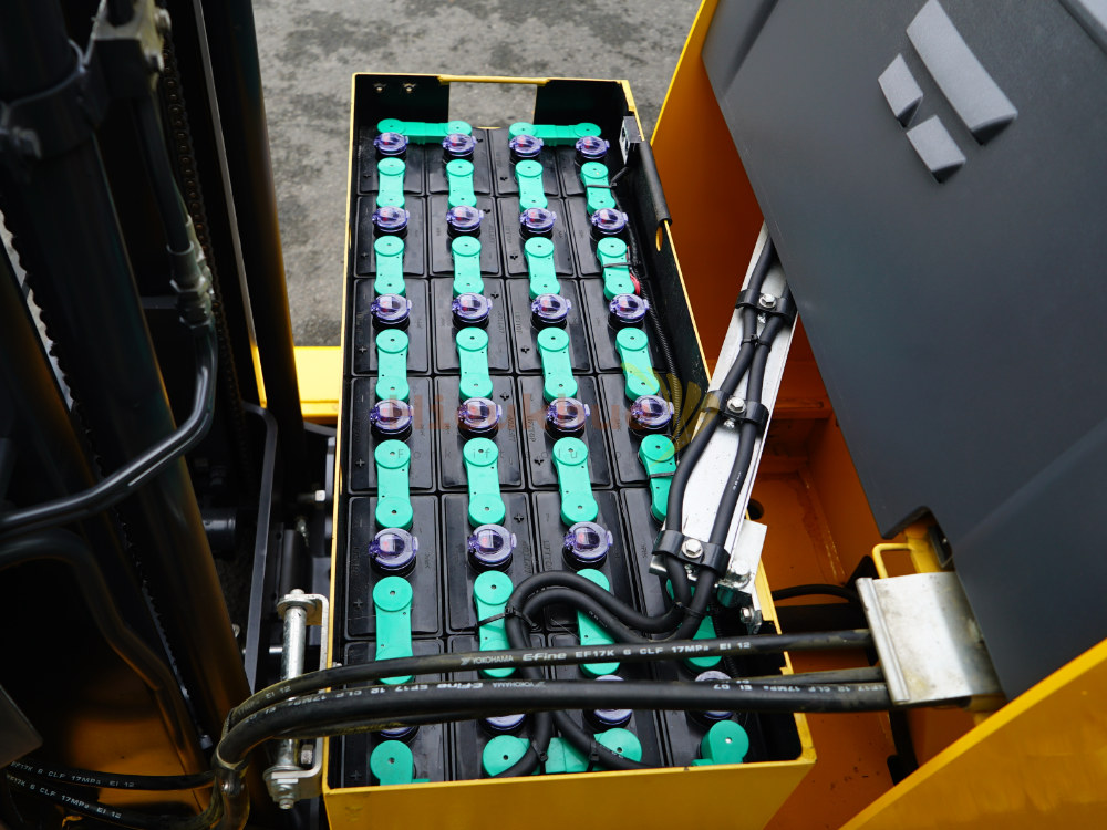 Xe nâng điện đứng lái KOMATSU FB15RW-15 nhỏ gọn dễ lái