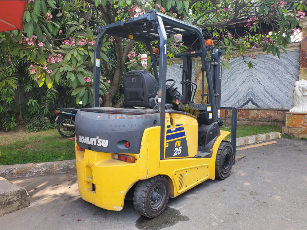 Xe nâng điện ngồi lái KOMATSU FB25-12 năm 2017, nâng cao 3m