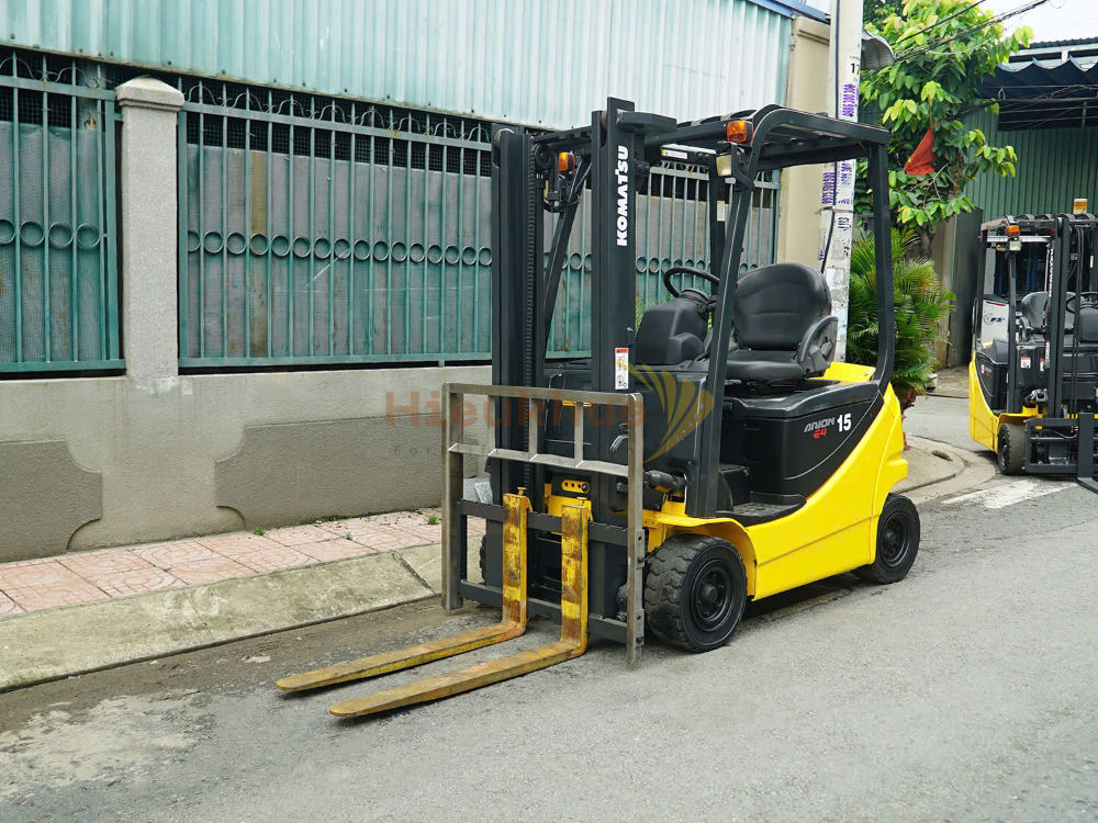 Xe nâng điện ngồi lái KOMATSU FB15-12 năm 2009, nâng cao 3m