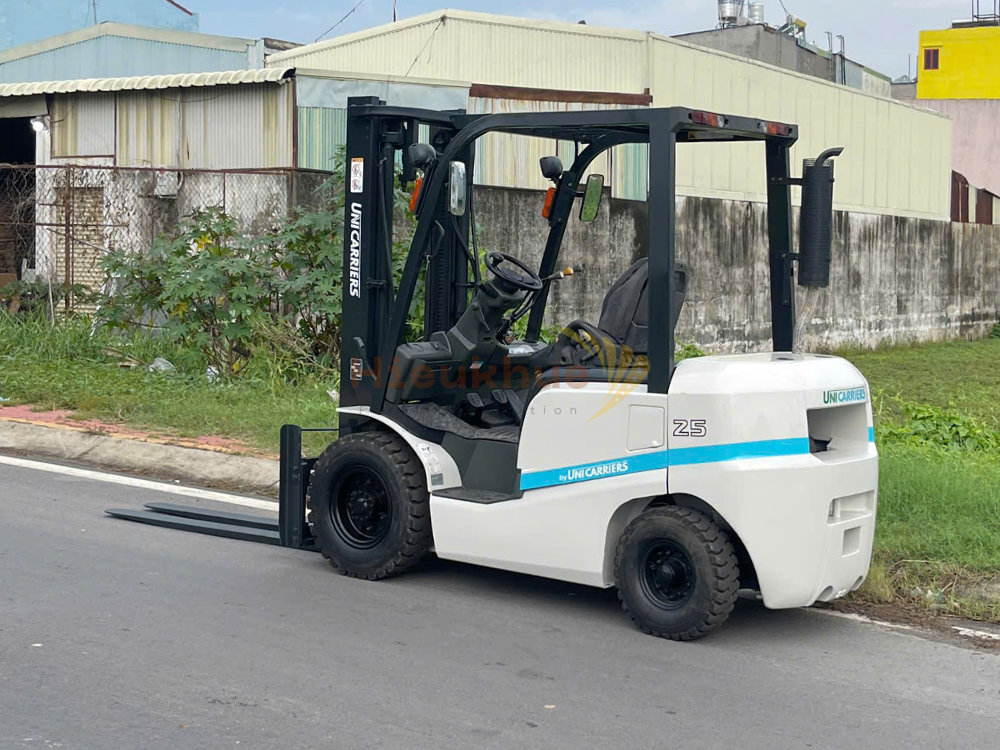 Xe nâng dầu UNICARRIERS FD25T4 lốp hơi đàn hồi tốt