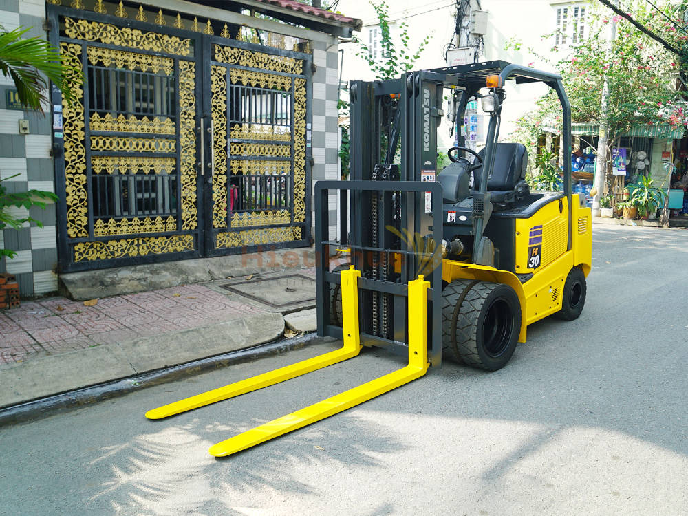 Xe nâng điện ngồi lái KOMATSU FE30-1 chui công, lốp kép