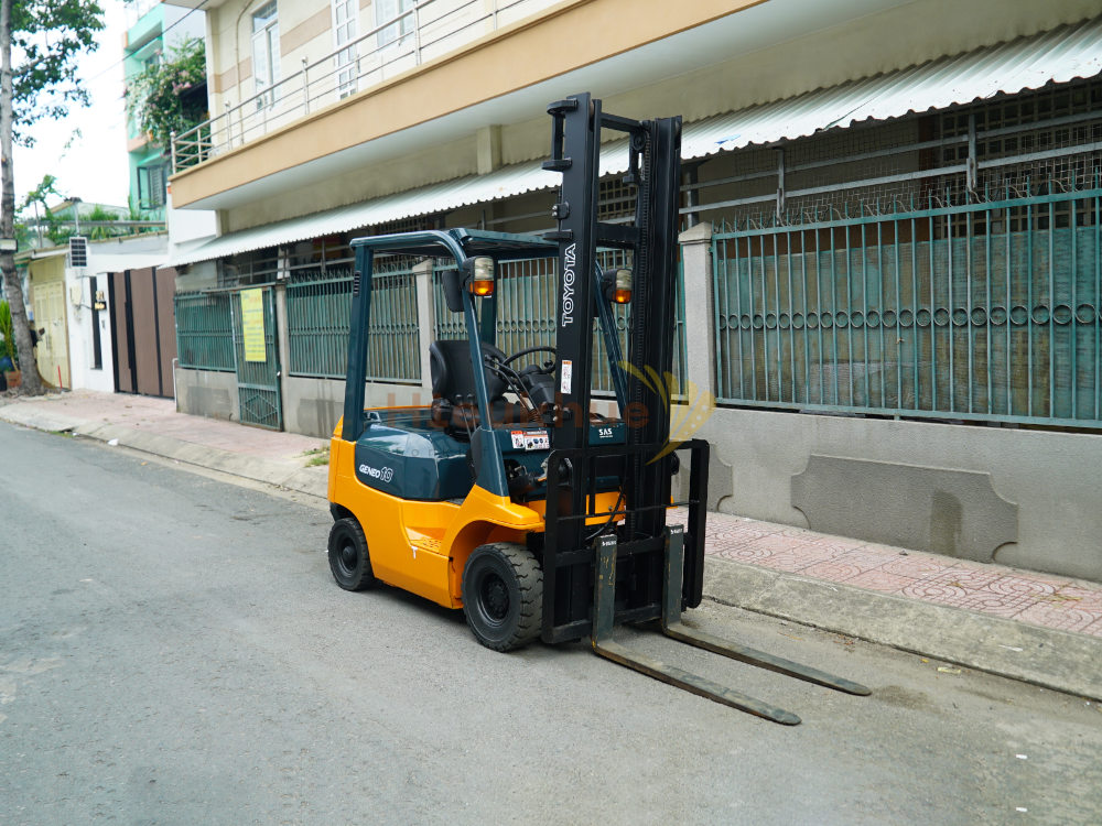 Xe nâng xăng TOYOTA 7FG10 năm 2005, nâng cao 4m