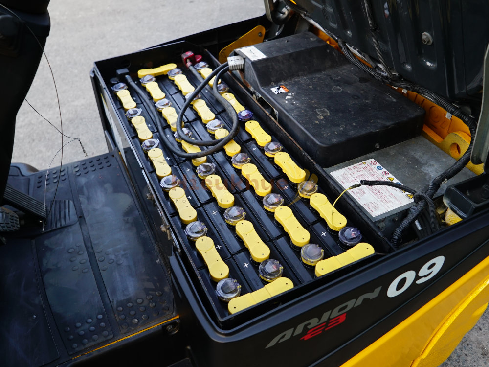 Xe nâng điện ngồi lái KOMATSU FB09M-12 năm 2017, nâng cao 3m