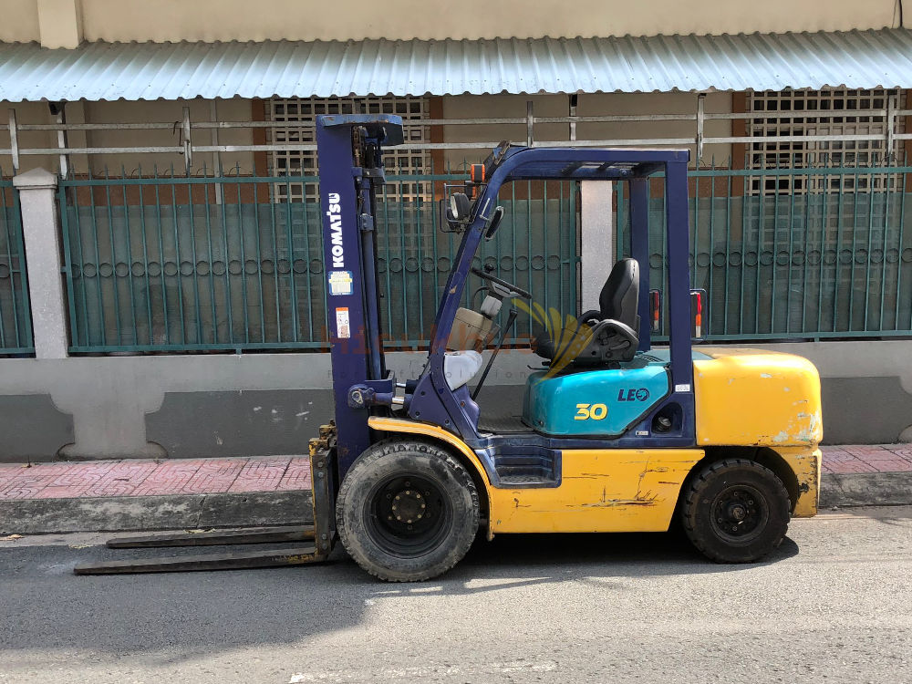 Xe nâng dầu KOMATSU FD30C-12 khung 5m chui vào cont