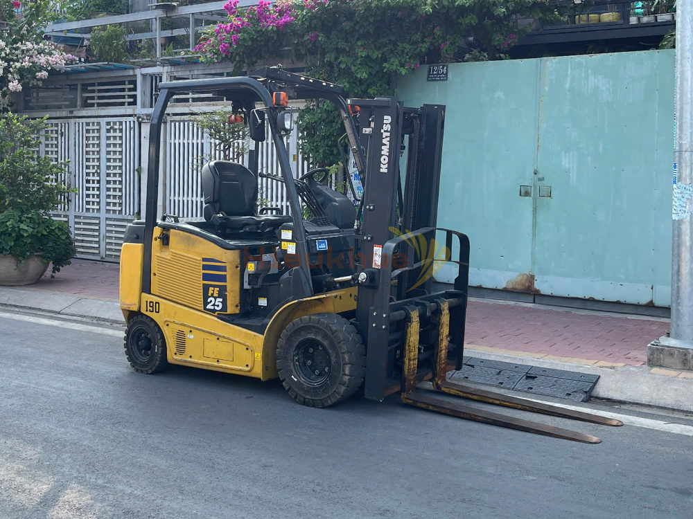 Xe nâng điện ngồi lái KOMATSU FE25-1 năm 2018, nâng cao 3m