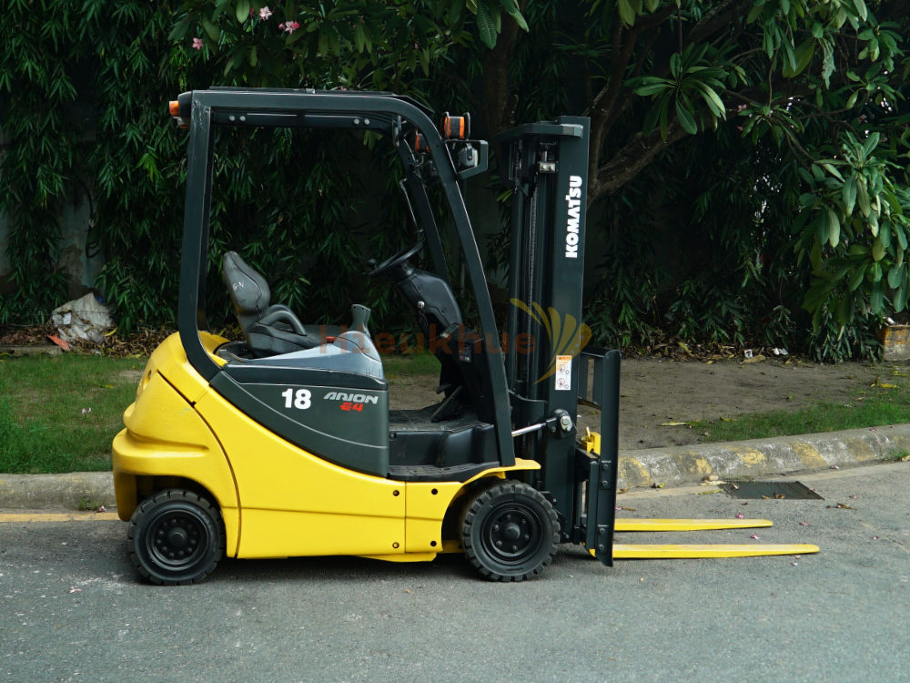 Xe nâng điện ngồi lái KOMATSU FB18-12 năm 2009, nâng cao 3m