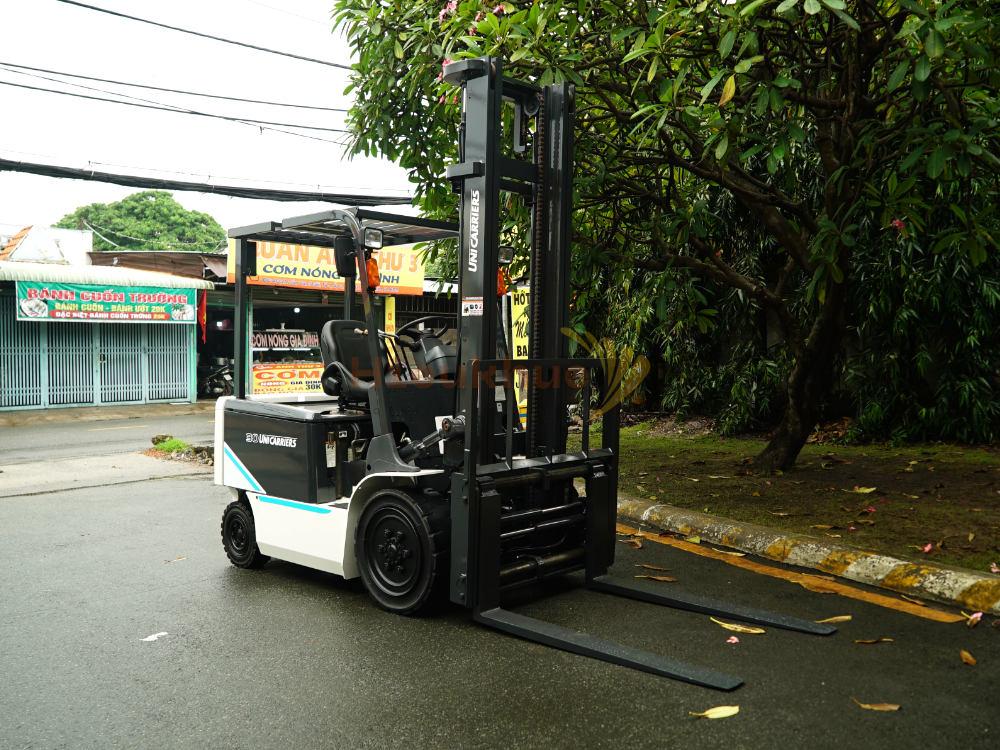 Xe nâng điện ngồi lái UNICARRIERS FB30-8 dịch càng tiện lợi