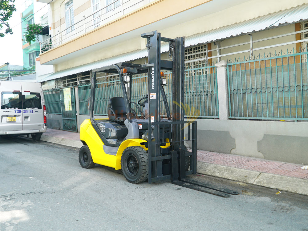 Xe nâng dầu KOMATSU FD25T-17 khung 4m 2 tầng chắc khỏe