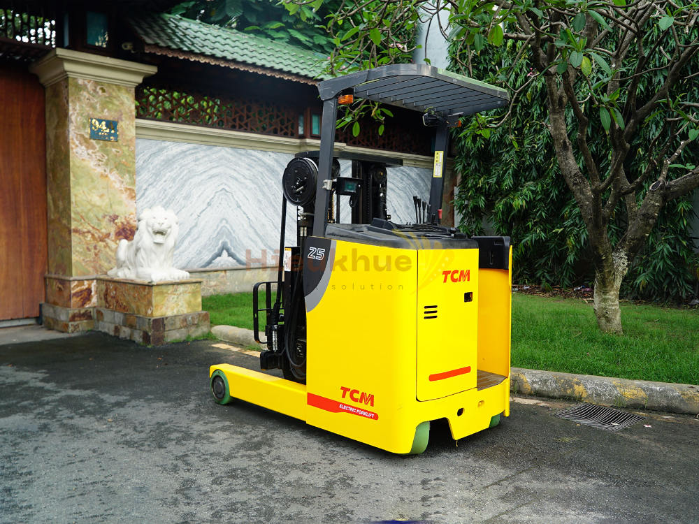 Xe nâng điện đứng lái TCM FRHB25-8 năm 2011, nâng cao 4m